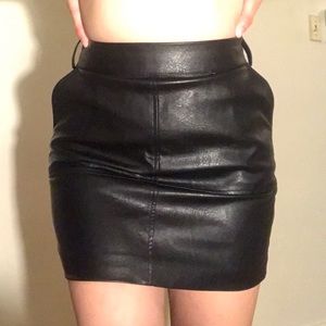 SEXY URBAN OUTFITTERS PLEATHER SKIRT WITH POCKETS